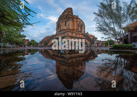 Antica pagoda in riflessione Chedi Luang Tempio. Chiang Mai, Thailandia. Foto Stock