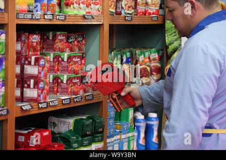 Buenos Aires, Argentina. 14 Ago, 2019. Un dipendente di farina di contrassegni di pacchi con nuovi prezzi dopo questa settimana di turbolenze economiche. I mercati azionari in Buenos Aires sono crollati in seguito alla sconfitta elettorale per il Presidente Macri liberale di governo nelle elezioni primarie. Il principale indice S&P Merval ha perso il 35,5 percento. Il peso argentino ha anche fatto irruzione in. Come risultato, i prezzi sono aumentati in diversi settori. In Argentina si trova in una grave recessione, con il 10,1 per cento di disoccupazione e di oltre il 50 percento di inflazione. Credito: Claudio Santisteban/dpa/Alamy Live News Foto Stock