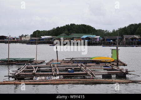 CHANTABURI, Tailandia - 4 agosto 2019 : Bang Chan, in Chantaburi kh del distretto polmonare, è un villaggio di pescatori costruito sull'acqua. Le case poggiano su palafitte, Th Foto Stock