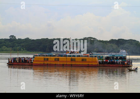 Un pubblico traversata in traghetto sul Fiume Kirtonkhola in Barisal. Bangladesh. Foto Stock