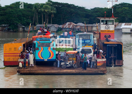 Un pubblico traversata in traghetto sul Fiume Kirtonkhola in Barisal. Bangladesh. Foto Stock