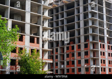Incompiuto un edificio a più piani. Frammento della facciata di un monolitico edificio residenziale in costruzione. Foto Stock