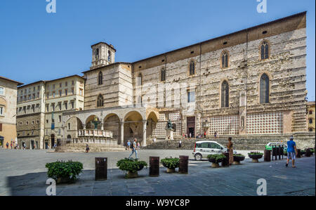 Piazza IV Novembre con vista della cattedrale di Perugia e la Fontana Maggiore fontana nel centro storico di Perugia, Umbria, Italia Foto Stock