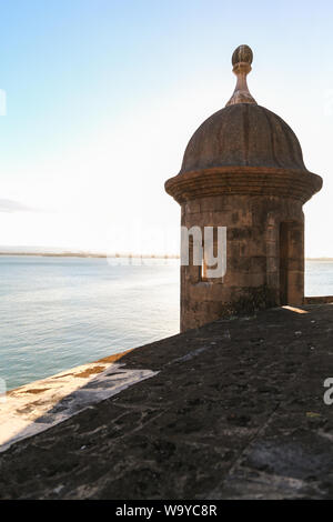 Uno dei posti di guardia sulle mura della città rivolta verso San Juan Bay nei pressi di Puerta de San Juan a San Juan Vecchia San Juan, Puerto Rico. Foto Stock