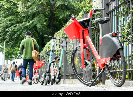 Berlino, Germania. Il 15 agosto, 2019. Numerose e-bike e e-scooter sono in piedi su un marciapiede in Invalidenstraße. Credito: Jens Kalaene/dpa-Zentralbild/ZB/dpa/Alamy Live News Foto Stock