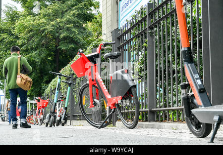 Berlino, Germania. Il 15 agosto, 2019. Numerose e-bike e e-scooter sono in piedi su un marciapiede in Invalidenstraße. Credito: Jens Kalaene/dpa-Zentralbild/ZB/dpa/Alamy Live News Foto Stock