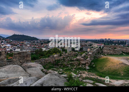 Parte dell antica fortezza parete sulla sommità del colle di Nebet Tepe nella città di Plovdiv, Bulgaria. Vista panoramica con il caldo tramonto. Giorno d'estate. Antica Plovdiv Foto Stock