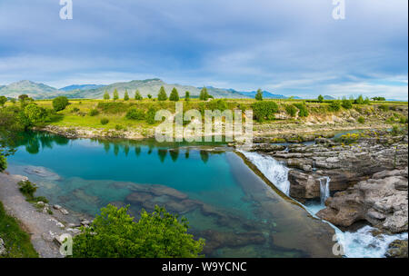 Montenegro, XXL panorama della cascata di famose cascate del Niagara vicino a Podgorica nella splendida natura incontaminata paesaggio Foto Stock