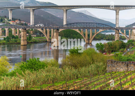 Ponti sul fiume Douro, Portogallo Foto Stock