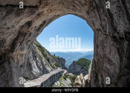 Scenic grotta il paesaggio con le montagne e il cielo blu a bright summer day a Werfen, Austria. La grotta di ghiaccio di foro. Foto Stock