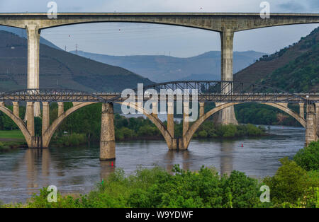 Ponti sul fiume Douro, Portogallo Foto Stock