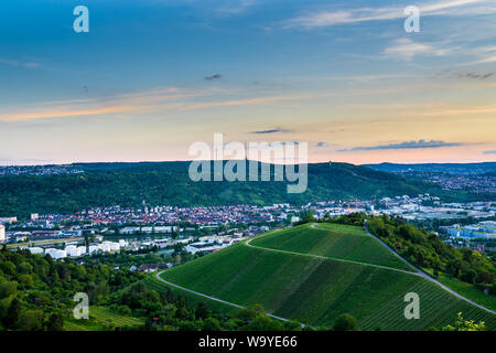 Germania, case della città di Stoccarda nella valle del Neckar circondato da montagne e vigneti in atmosfera del tramonto dal di sopra Foto Stock