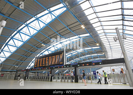 Barriere di biglietteria e partenze pensione presso il recentemente aperto le piattaforme 20 - 24 a Londra la stazione di Waterloo. Occupa il vecchio terminal Eurostar edificio. Foto Stock