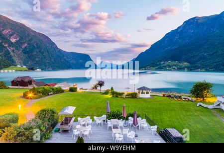 Vista sul bellissimo Sognefjord durante il tramonto da un hotel in Skjolden Sogn og Fjordane county nella parte occidentale della Norvegia Foto Stock