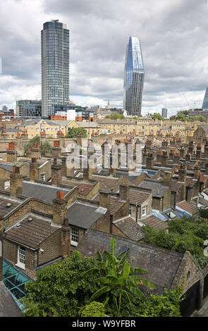 Il Victorian tetti del Roupell Street conservation area vicino alla stazione di Waterloo, Londra, Regno Unito. N. 1 Blackfiars e Southbank torre in background. Foto Stock