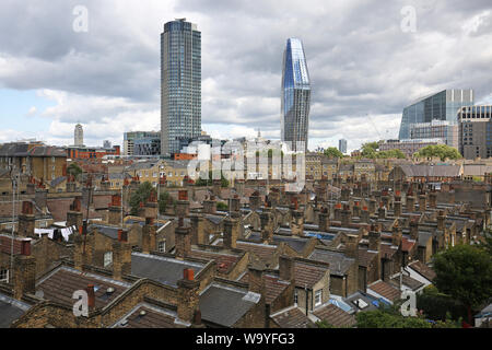 Il Victorian tetti del Roupell Street conservation area vicino alla stazione di Waterloo, Londra, Regno Unito. N. 1 Blackfiars e Southbank torre in background. Foto Stock