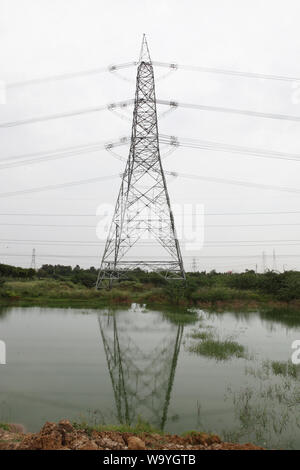 Basso angolo vista del pilone di elettricità Foto Stock