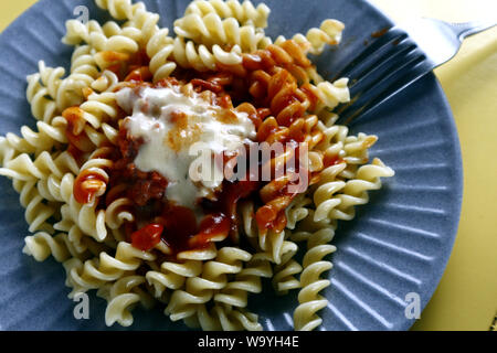 Foto di appena cucinata la pasta a spirale con formaggio e salsa di pomodoro Foto Stock