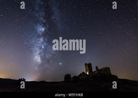 Via Lattea accanto ad un castello in rovina in Spagna Foto Stock