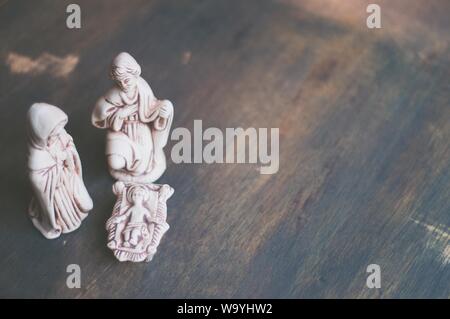 Primo piano di figure cristiane decorative scolpite dal legno Foto Stock