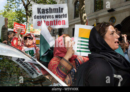 Come Indiani celebrano il loro giorno di indipendenza, il Kashmiris e Pachistani protestare fuori casa in India, l'Alta Commissione Indiana a Londra, Aldwych, circa PM indiano Narendra Modi della recente decisione di strip-indiano Kashmir amministrato del suo status speciale di Londra il 15 agosto 2019, a Londra, in Inghilterra. Foto Stock