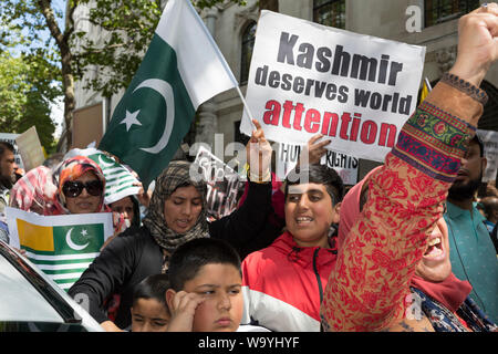 Come Indiani celebrano il loro giorno di indipendenza, il Kashmiris e Pachistani protestare fuori casa in India, l'Alta Commissione Indiana a Londra, Aldwych, circa PM indiano Narendra Modi della recente decisione di strip-indiano Kashmir amministrato del suo status speciale di Londra il 15 agosto 2019, a Londra, in Inghilterra. Foto Stock