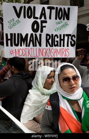 Come Indiani celebrano il loro giorno di indipendenza, il Kashmiris e Pachistani protestare fuori casa in India, l'Alta Commissione Indiana a Londra, Aldwych, circa PM indiano Narendra Modi della recente decisione di strip-indiano Kashmir amministrato del suo status speciale di Londra il 15 agosto 2019, a Londra, in Inghilterra. Foto Stock