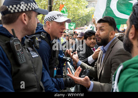 Come Indiani celebrano il loro giorno di indipendenza, il Kashmiris e Pachistani protestare fuori casa in India, l'Alta Commissione Indiana a Londra, Aldwych, circa PM indiano Narendra Modi della recente decisione di strip-indiano Kashmir amministrato del suo status speciale di Londra il 15 agosto 2019, a Londra, in Inghilterra. Foto Stock
