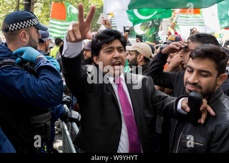 Come Indiani celebrano il loro giorno di indipendenza, il Kashmiris e Pachistani protestare fuori casa in India, l'Alta Commissione Indiana a Londra, Aldwych, circa PM indiano Narendra Modi della recente decisione di strip-indiano Kashmir amministrato del suo status speciale di Londra il 15 agosto 2019, a Londra, in Inghilterra. Foto Stock