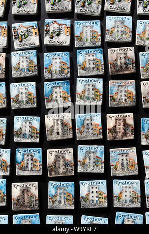 Magnetico piastrelle in ceramica raffigurante la città vecchia è visualizzato in un negozio di souvenir in Groznjan/ Grisignana, Istria, Croazia, Europa. Foto Stock