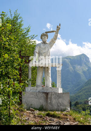 VAGLI SOTTO, Lucca, Italia Agosto 8, 2019: una statua in marmo di Gregorio De Falco, la guardia costiera coinvolti nella Costa Concordia nave da crociera evento. Foto Stock