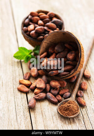 Naturale di fave di cacao su un vecchio sfondo di legno Foto Stock