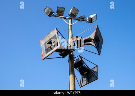 Vecchi altoparlanti contro il cielo blu Foto Stock