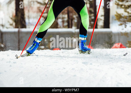 Gambe e atleta di sci sciatore salita sulla gara sportiva Foto Stock