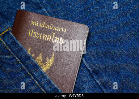 Thailandia passaporto sulla tasca della camicia di jeans blu. Foto Stock