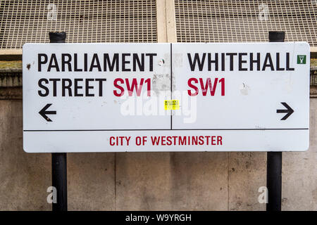 Il Parlamento Street & Whitehall Street Sign in Westminster Londra Centrale Foto Stock