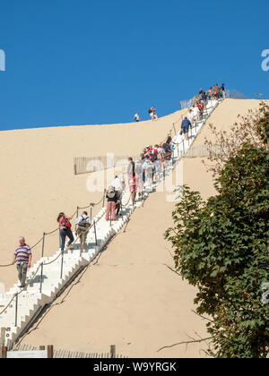 Dune di Pilat, Francia - settembre 10,2018: persone salendo la Dune du Pilat, Aquitaine, Francia Europa Foto Stock