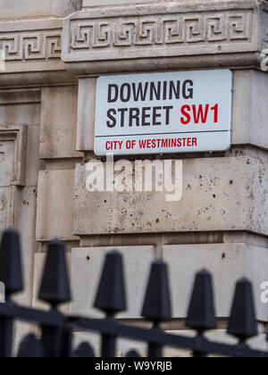 Downing Street Sign Downing St segno -a Downing Street nel cuore del quartiere governativo di Whitehall di Westminster a Londra. Home del British PM Foto Stock