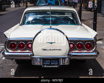 1960 Ford Thunderbird in Brick Lane East London. Il 1958 al 1960 anno modello Thunderbirds erano anche noti come uccelli quadrato Foto Stock