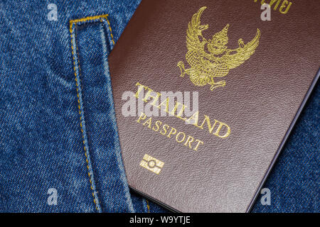 Thailandia passaporto sulla tasca della camicia di jeans blu. Foto Stock