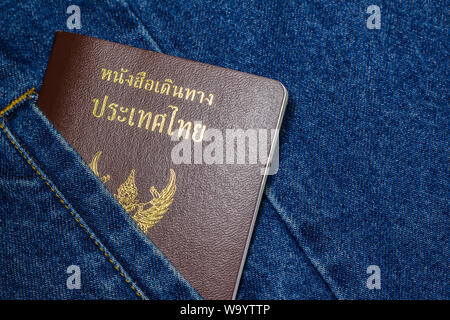 Thailandia passaporto sulla tasca della camicia di jeans blu. Foto Stock