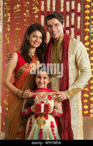 Famiglia celebra Diwali Foto Stock