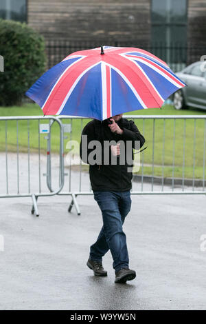 Southport, Merseyside, 16 agosto 2019. Heavy Rain si riversa verso il basso sui visitatori sfidando le terribili condizioni atmosferiche come si fanno strada nel 2019 Southport Flower Show. Il Regno Unito è impostata in modo da essere martoriata da più di un mese di pioggia oggi - prima che il caldo ritorna per la Bank Holiday. Credito: Cernan Elias/Alamy Live News Foto Stock