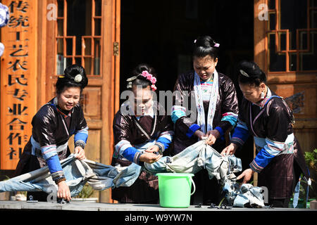 Pechino, Cina Guizhou. Xii Mar, 2019. Le donne di Dong gruppo etnico fare nodi panno per tintura a un tradizionale rurale cooperativa artigiana nella contea di Liping, a sud-ovest della Cina di Guizhou, 12 marzo 2019. Credito: Yang Wenbin/Xinhua/Alamy Live News Foto Stock