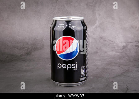 Pepsi-cola può su sfondo scuro. Pepsi-cola è una bevanda analcolica gassata prodotta da parte di PepsiCo Foto Stock