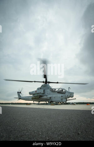 Un U.S. Marine Corps AH-1Z Viper assegnato alle Marine Attacco leggero elicottero Squadron -167 si prepara per il decollo durante una distribuzione per esercizio di formazione a MacDill Air Force Base di Avon Park, Florida, 12 agosto 2019. HMLA-167 conduce operazioni expeditionary mentre la crescente disponibilità di valutazioni e costruzione di precisione guidate-munizione occupazione proficiency in AH-1Z Viper. Foto Stock