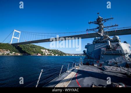 Mar Nero (Agosto 8, 2019) - Il Arleigh Burke-class guidato-missile destroyer USS Porter (DDG 78) transita il lo stretto del Bosforo il Agosto 8, 2019. Porter, distribuita a Rota, Spagna, è il suo settimo patrol NEGLI STATI UNITI Sesta flotta area di operazioni a sostegno degli Stati Uniti per gli interessi di sicurezza nazionali in Europa e in Africa. (U.S. Foto di Marina di Massa lo specialista di comunicazione di terza classe T. Logan Keown/rilasciato) Foto Stock