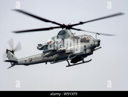 190812-N-SH168-2044 Stretto di Hormuz (Agosto 12, 2019) un AH-1Z Cobra, attaccato al mezzo marino Tiltrotor Squadron (VMM) 163 (rinforzato), si prepara ad atterrare sul ponte di volo di assalto anfibio USS Boxer (LHD 4). Boxer è parte del Boxer anfibio gruppo pronto e undicesimo Marine Expeditionary Unit ed è distribuito negli Stati Uniti Quinta Flotta area di operazioni a sostegno di operazioni navali per garantire stabilità marittimo e la sicurezza nella regione centrale di collegamento del Mediterraneo e del Pacifico attraverso l'Oceano Indiano occidentale e tre strategici punti di strozzatura. (U.S. Foto di Marina di Massa Communica Foto Stock