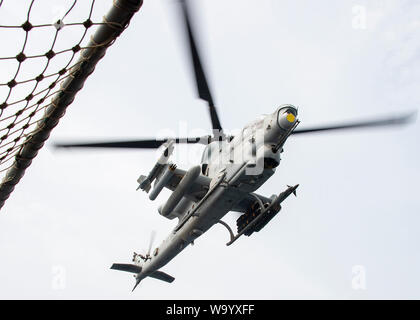 190812-N-SH168-2047 Stretto di Hormuz (Agosto 12, 2019) un AH-1Z Cobra, attaccato al mezzo marino Tiltrotor Squadron (VMM) 163 (rinforzato), si prepara ad atterrare sul ponte di volo di assalto anfibio USS Boxer (LHD 4). Boxer è parte del Boxer anfibio gruppo pronto e undicesimo Marine Expeditionary Unit ed è distribuito negli Stati Uniti Quinta Flotta area di operazioni a sostegno di operazioni navali per garantire stabilità marittimo e la sicurezza nella regione centrale di collegamento del Mediterraneo e del Pacifico attraverso l'Oceano Indiano occidentale e tre strategici punti di strozzatura. (U.S. Foto di Marina di Massa Communica Foto Stock