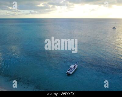 Colpo d'altura di una barca in mare a Exuma Foto Stock